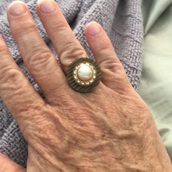 Pretty Button ring. Adjustable. - Picture 3 of 3